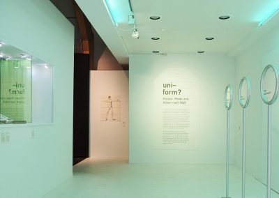 Eingang zur Ausstellung uni-form?